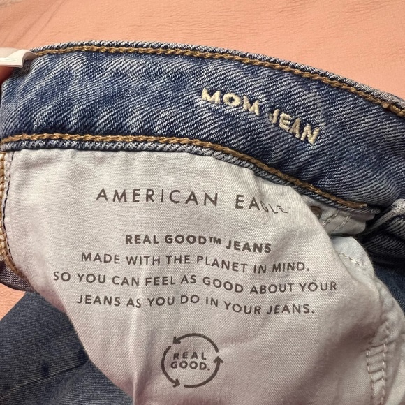 American Eagle Mom Jeans Stretchy. - Picture 6 of 6